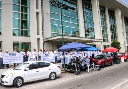 Jubilados de la Comisión Federal de Electricidad (CFE), Petróleos Mexicanos (Pemex), Banobras y Nacional Financiera (Nafinsa) se manifestaron este viernes en las oficinas de la CFE en Xalapa, para exigir respeto a sus derechos adquiridos y rechazar cualquier modificación a sus pensiones que implique una aplicación retroactiva.