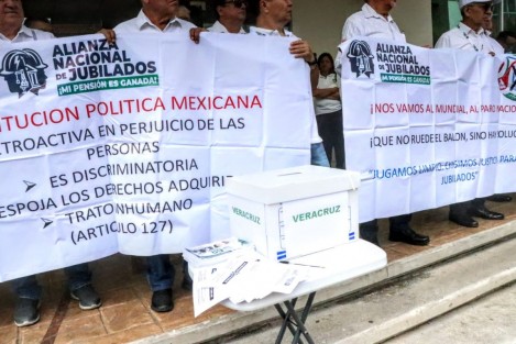 Jubilados de la Comisión Federal de Electricidad (CFE), Petróleos Mexicanos (Pemex), Banobras y Nacional Financiera (Nafinsa) se manifestaron este viernes en las oficinas de la CFE en Xalapa, para exigir respeto a sus derechos adquiridos y rechazar cualquier modificación a sus pensiones que implique una aplicación retroactiva.