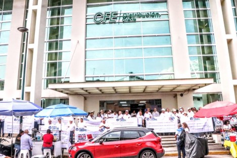 Jubilados de la Comisión Federal de Electricidad (CFE), Petróleos Mexicanos (Pemex), Banobras y Nacional Financiera (Nafinsa) se manifestaron este viernes en las oficinas de la CFE en Xalapa, para exigir respeto a sus derechos adquiridos y rechazar cualquier modificación a sus pensiones que implique una aplicación retroactiva.