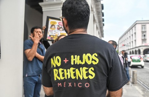 Integrantes de la asociación -No más hijos rehenes, México-, se manifestaron para exigir el respeto a los derechos de los niños a mantener convivencias sanas con sus progenitores y familias extendidas tras divorcios o juicios de custodia.