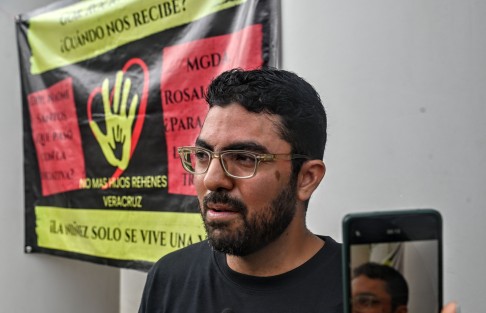 Integrantes de la asociación -No más hijos rehenes, México-, se manifestaron para exigir el respeto a los derechos de los niños a mantener convivencias sanas con sus progenitores y familias extendidas tras divorcios o juicios de custodia.