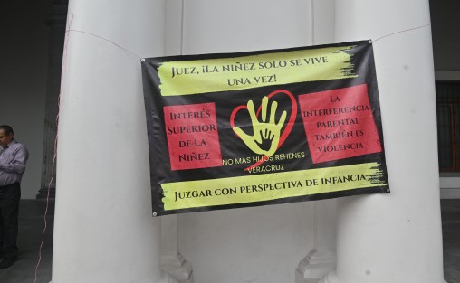 Integrantes de la asociación -No más hijos rehenes, México-, se manifestaron para exigir el respeto a los derechos de los niños a mantener convivencias sanas con sus progenitores y familias extendidas tras divorcios o juicios de custodia.