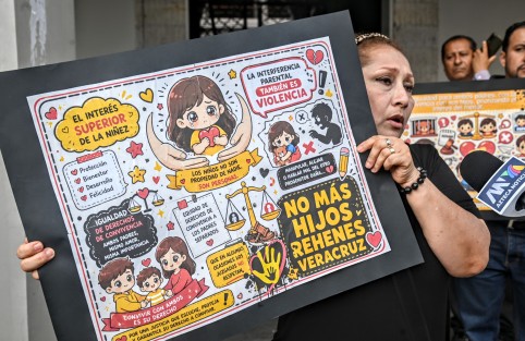 Integrantes de la asociación -No más hijos rehenes, México-, se manifestaron para exigir el respeto a los derechos de los niños a mantener convivencias sanas con sus progenitores y familias extendidas tras divorcios o juicios de custodia.