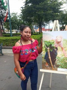 Tras denunciar retraso de casi un año, joven fotógrafa de origen náhuatl recibió premio del IVJ