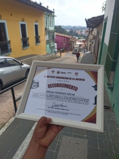 Tras denunciar retraso de casi un año, joven fotógrafa de origen náhuatl recibió premio del IVJ