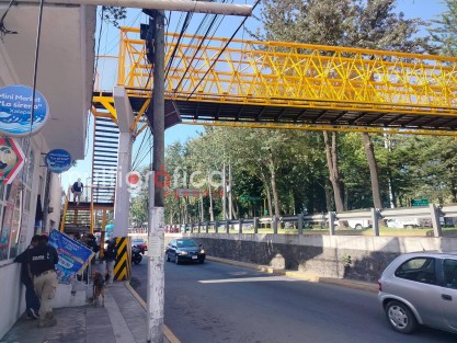 Un hombre que habría subido a un puente peatonal ubicado en la zona de Tesorería, en esta capital veracruzana, fue auxiliado por personas que transitaban por el lugar, quienes dialogaron con él para convencerlo de ponerse a salvo.

Personal paramédico intervino y logró ponerlo a salvo, evitando que la situación pasara a mayores