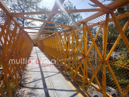 Un hombre que habría subido a un puente peatonal ubicado en la zona de Tesorería, en esta capital veracruzana, fue auxiliado por personas que transitaban por el lugar, quienes dialogaron con él para convencerlo de ponerse a salvo.

Personal paramédico intervino y logró ponerlo a salvo, evitando que la situación pasara a mayores