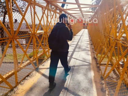 Un hombre que habría subido a un puente peatonal ubicado en la zona de Tesorería, en esta capital veracruzana, fue auxiliado por personas que transitaban por el lugar, quienes dialogaron con él para convencerlo de ponerse a salvo.

Personal paramédico intervino y logró ponerlo a salvo, evitando que la situación pasara a mayores