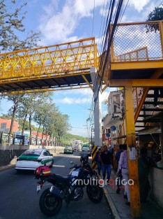 Un hombre que habría subido a un puente peatonal ubicado en la zona de Tesorería, en esta capital veracruzana, fue auxiliado por personas que transitaban por el lugar, quienes dialogaron con él para convencerlo de ponerse a salvo.

Personal paramédico intervino y logró ponerlo a salvo, evitando que la situación pasara a mayores