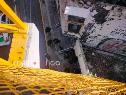 Un hombre que habría subido a un puente peatonal ubicado en la zona de Tesorería, en esta capital veracruzana, fue auxiliado por personas que transitaban por el lugar, quienes dialogaron con él para convencerlo de ponerse a salvo.

Personal paramédico intervino y logró ponerlo a salvo, evitando que la situación pasara a mayores