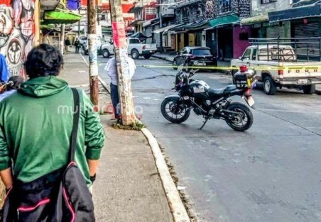 Hallan sin vida a hombre atado a poste en la calle Ébano, Xalapa