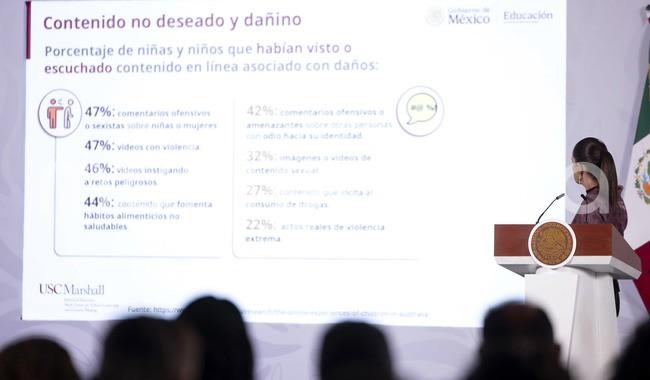 CSP anuncia consulta a maestras y maestros sobre propuesta de regulación de uso de celulares en las escuelas

-Ya 16 estados de la República lo tienen regulado y el objetivo es poderlo regular en todo el país, pero vamos a preguntarle primero a las maestras y a los maestros cuál es su opinión-, destacó
