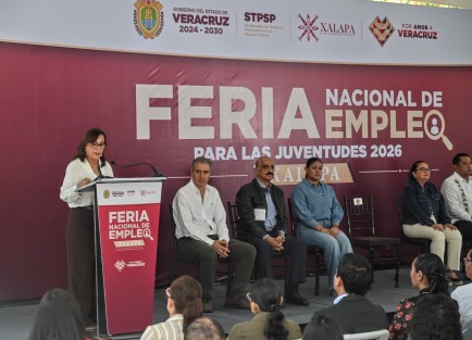 En Xalapa participan 50 empresas con mil 340 oportunidades laborales, con
salarios de 9 mil 583 a 42 mil 300 pesos, además de plazas para jornaleros en
Jalisco y Guanajuato y oportunidades para profesionales de enfermería en
Alemania.