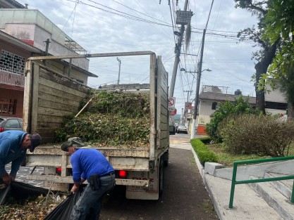 Zacate que se va. Tras las labores de limpieza en el exterior del Panteón 5 de Febrero, personal de Parques y Jardines carga el zacate retirado para trasladarlo en una camioneta este jueves 20 de agosto.