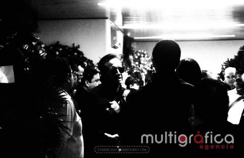 La tarde de este viernes, familiares, amigos y figuras del ámbito público se reunieron en la sala 5 de la funeraria Bosques del Recuerdo para dar el último adiós a Atanasio García Durán. En el lugar estuvo presente su hijo, el exgobernador de Veracruz, Cuitláhuac García Jiménez, quien recibió muestras de condolencia por parte de los asistentes.