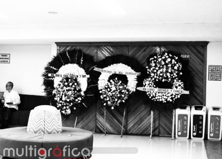 La tarde de este viernes, familiares, amigos y figuras del ámbito público se reunieron en la sala 5 de la funeraria Bosques del Recuerdo para dar el último adiós a Atanasio García Durán. En el lugar estuvo presente su hijo, el exgobernador de Veracruz, Cuitláhuac García Jiménez, quien recibió muestras de condolencia por parte de los asistentes.