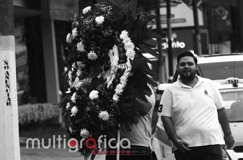 La tarde de este viernes, familiares, amigos y figuras del ámbito público se reunieron en la sala 5 de la funeraria Bosques del Recuerdo para dar el último adiós a Atanasio García Durán. En el lugar estuvo presente su hijo, el exgobernador de Veracruz, Cuitláhuac García Jiménez, quien recibió muestras de condolencia por parte de los asistentes.
