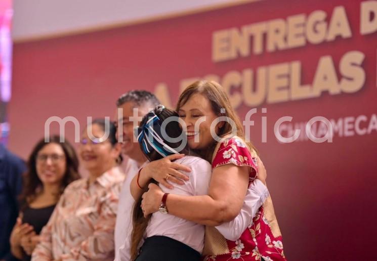 Queremos a la niñez y juventud en las aulas: Rocío Nahle durante la entrega de útiles y mobiliario a la región Olmeca