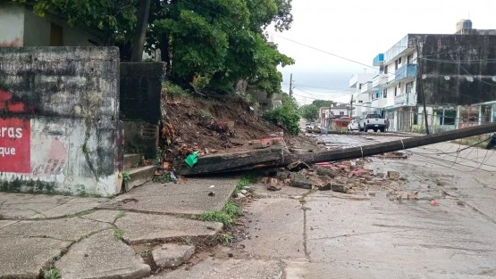 Lluvias dejan socavón, caída de barda y postes derribados en Coatzacoalcos