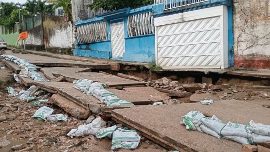 Lluvias dejan socavón, caída de barda y postes derribados en Coatzacoalcos