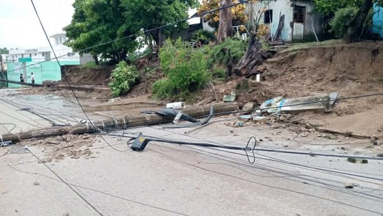 Lluvias dejan socavón, caída de barda y postes derribados en Coatzacoalcos