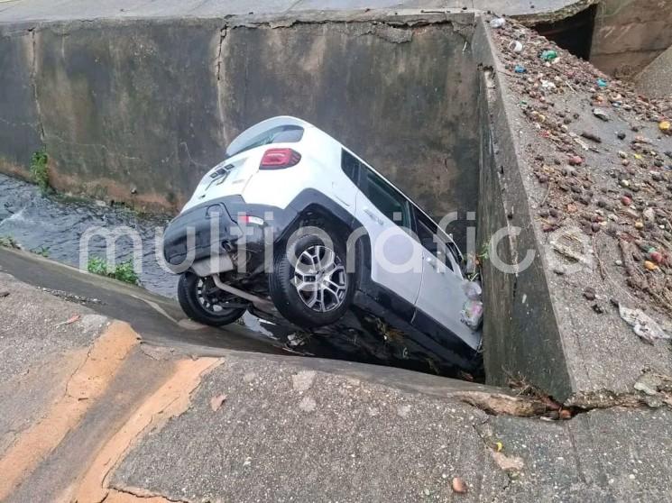 ?
Jóvenes caen a canal pluvial en la colonia Gaviotas tras fuertes lluvias en Coatzacoalcos
