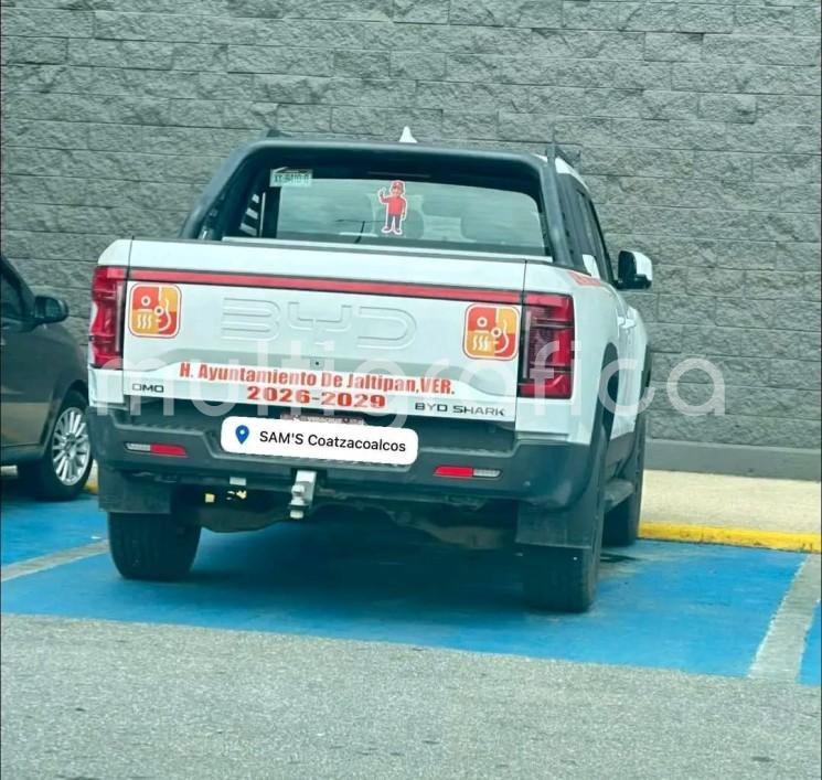 Camioneta del Ayuntamiento de Jáltipan es captada en Sam’s Club de Coatzacoalcos; estaba en cajón para personas con discapacidad