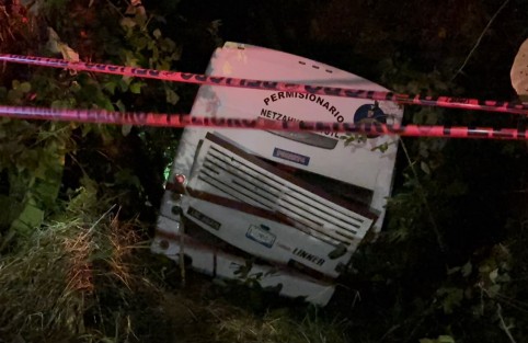 Autobús de pasajeros se sale del camino y deja al menos 15 lesionados en Teocelo