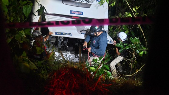 Autobús cae en la zona de la barranca Matlacóbatl; hay varias personas lesionadas
