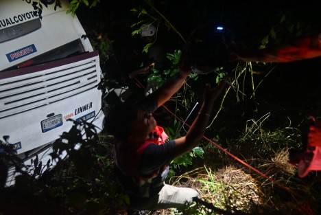 Autobús cae en la zona de la barranca Matlacóbatl; hay varias personas lesionadas
