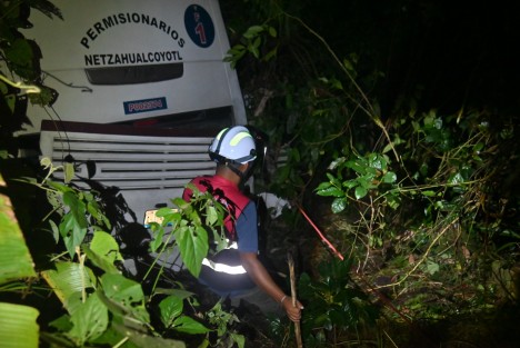 Autobús cae en la zona de la barranca Matlacóbatl; hay varias personas lesionadas
