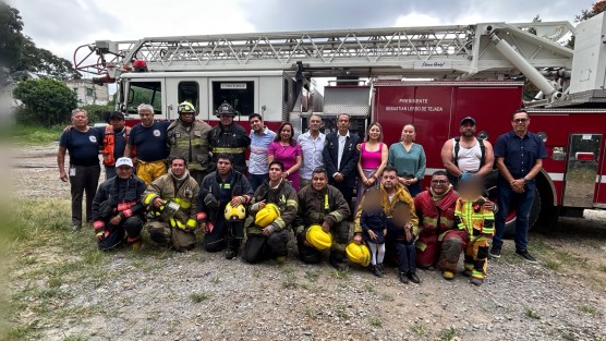 Trabajando hombro con hombro bomberos de Banderilla y Xalapa