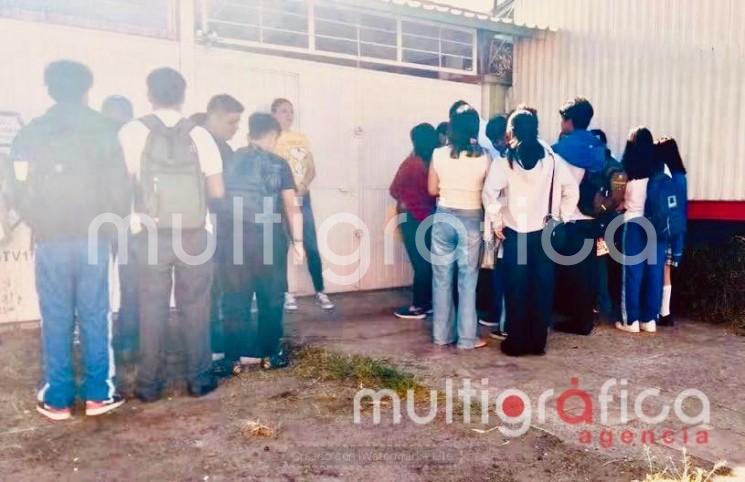 No permiten el acceso a alumnos en Telesecundaria de Lonas Verdes en Xalapa por no cubrir su -aportación voluntaria-