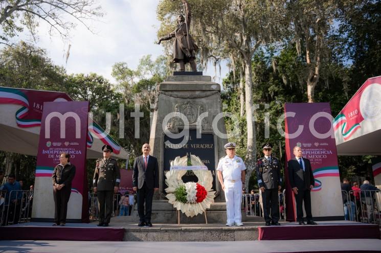 Gobierno de Veracruz realiza Guardias de Honor por el 216 aniversario del inicio de la Independencia de México