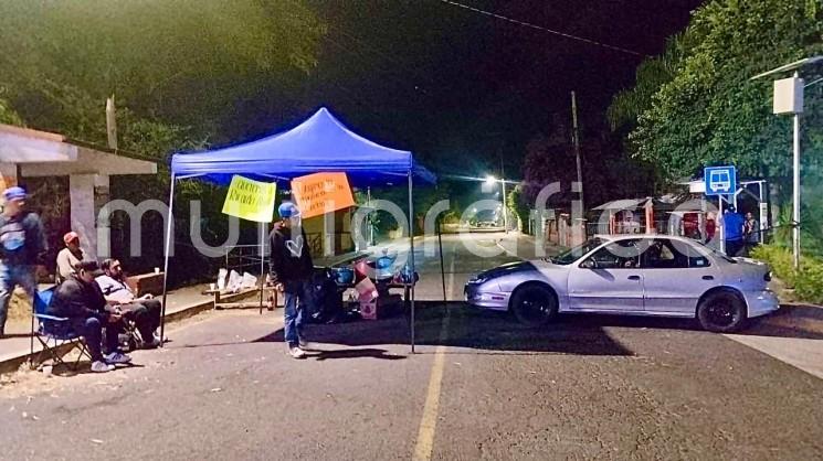 Sigue bloqueada la carretera Las Trancas-Coatepec,  funcionarios menores de Política Regional no dan respuesta a sus demandas