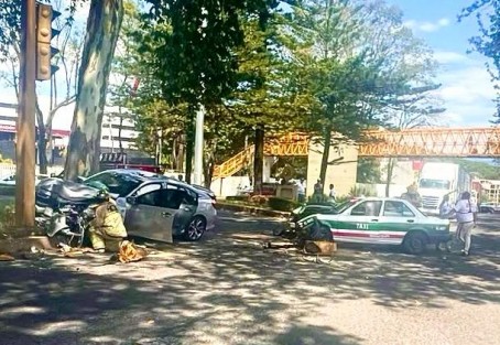 Durante la mañana de este domingo 6 de septiembre se registró un percance vial sobre la avenida Lázaro Cárdenas, a la altura de Finanzas, donde estuvieron involucrados un taxi y un vehículo particular. Se recomienda circular con precaución por la zona.