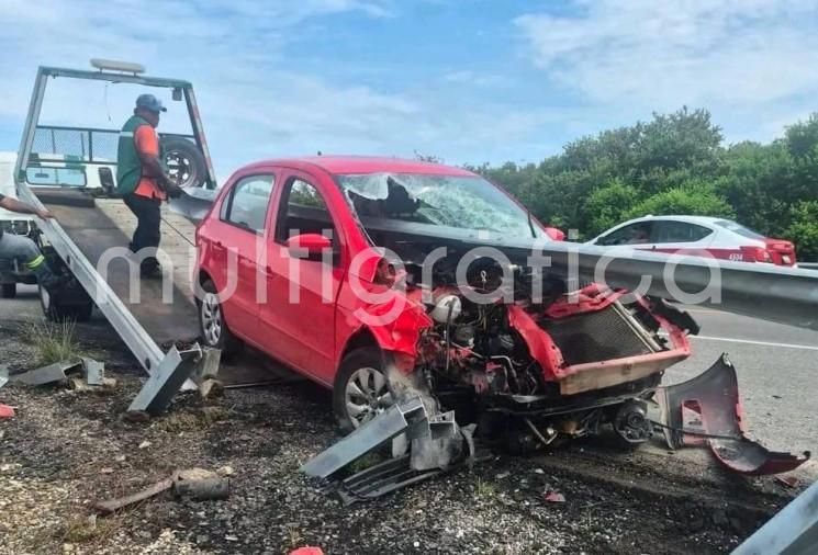 Abandonan automóvil tras aparatoso choque en la Costera del Golfo