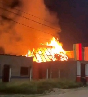 Incendian negocio propiedad de funcionario municipal en Hueyapan de Ocampo
