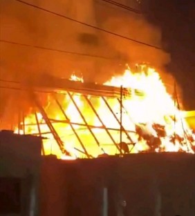 Incendian negocio propiedad de funcionario municipal en Hueyapan de Ocampo
