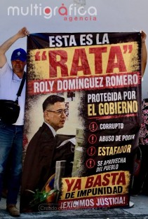 Un grupo de personas se manifestó este lunes en la calle Roma, en la zona de Monte Magno, para denunciar públicamente al abogado Roly Domínguez Romero, a quien señalaron por su presunta participación en diversos casos relacionados con el despojo de propiedades.