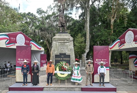 La Mesa Directiva de la Asociación de Charros de Xalapa, A.C., encabezada por su presidente, Carlos René Riaño de Leo, rindió una Guardia de Honor ante el monumento a Miguel Hidalgo y Costilla, ubicado en el parque Los Berros de la ciudad de Xalapa.
Como parte de las actividades conmemorativas por las Fiestas Patrias, integrantes de esta asociación participaron en este acto para honrar la memoria del Padre de la Patria.