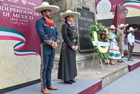 La Mesa Directiva de la Asociación de Charros de Xalapa, A.C., encabezada por su presidente, Carlos René Riaño de Leo, rindió una Guardia de Honor ante el monumento a Miguel Hidalgo y Costilla, ubicado en el parque Los Berros de la ciudad de Xalapa.
Como parte de las actividades conmemorativas por las Fiestas Patrias, integrantes de esta asociación participaron en este acto para honrar la memoria del Padre de la Patria.