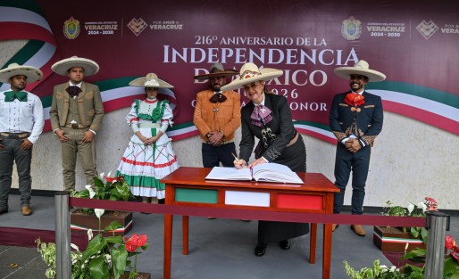 La Mesa Directiva de la Asociación de Charros de Xalapa, A.C., encabezada por su presidente, Carlos René Riaño de Leo, rindió una Guardia de Honor ante el monumento a Miguel Hidalgo y Costilla, ubicado en el parque Los Berros de la ciudad de Xalapa.
Como parte de las actividades conmemorativas por las Fiestas Patrias, integrantes de esta asociación participaron en este acto para honrar la memoria del Padre de la Patria.