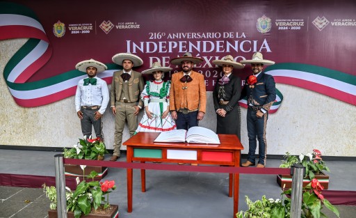 La Mesa Directiva de la Asociación de Charros de Xalapa, A.C., encabezada por su presidente, Carlos René Riaño de Leo, rindió una Guardia de Honor ante el monumento a Miguel Hidalgo y Costilla, ubicado en el parque Los Berros de la ciudad de Xalapa.
Como parte de las actividades conmemorativas por las Fiestas Patrias, integrantes de esta asociación participaron en este acto para honrar la memoria del Padre de la Patria.