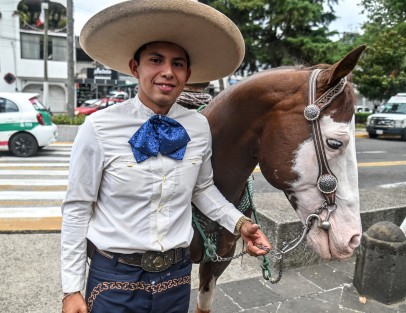 La Mesa Directiva de la Asociación de Charros de Xalapa, A.C., encabezada por su presidente, Carlos René Riaño de Leo, rindió una Guardia de Honor ante el monumento a Miguel Hidalgo y Costilla, ubicado en el parque Los Berros de la ciudad de Xalapa.
Como parte de las actividades conmemorativas por las Fiestas Patrias, integrantes de esta asociación participaron en este acto para honrar la memoria del Padre de la Patria.