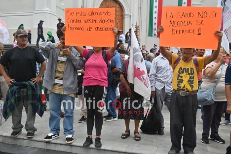 Integrantes del Partido Cardenista se manifestaron en Plaza Lerdo para exigir al Gobierno del Estado y al Ayuntamiento de Xalapa atención a las malas condiciones de las carreteras y calles, así como mejoras en los servicios de salud y abasto de agua. El dirigente estatal del partido, Antonio Luna, señaló que los baches y el deterioro vial han provocado accidentes y daños a vehículos, además de denunciar carencias de medicamentos e insumos en el sector salud.
