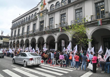 Integrantes del Partido Cardenista se manifestaron en Plaza Lerdo para exigir al Gobierno del Estado y al Ayuntamiento de Xalapa atención a las malas condiciones de las carreteras y calles, así como mejoras en los servicios de salud y abasto de agua. El dirigente estatal del partido, Antonio Luna, señaló que los baches y el deterioro vial han provocado accidentes y daños a vehículos, además de denunciar carencias de medicamentos e insumos en el sector salud.