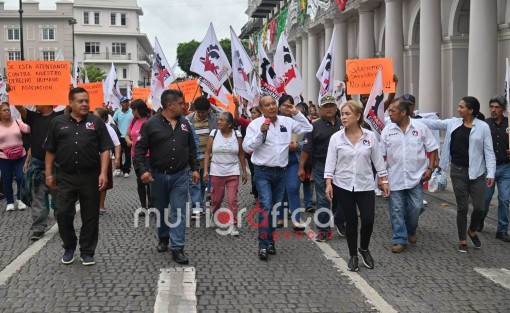 Integrantes del Partido Cardenista se manifestaron en Plaza Lerdo para exigir al Gobierno del Estado y al Ayuntamiento de Xalapa atención a las malas condiciones de las carreteras y calles, así como mejoras en los servicios de salud y abasto de agua. El dirigente estatal del partido, Antonio Luna, señaló que los baches y el deterioro vial han provocado accidentes y daños a vehículos, además de denunciar carencias de medicamentos e insumos en el sector salud.