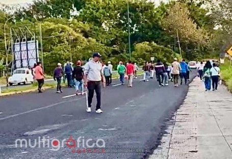 Pobladores bloquean carretera Xalapa-Coatepec; exigen reencarpetamiento
