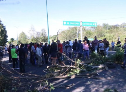 Habitantes de las localidades de La Laguna y Pacho Viejo bloquean desde temprana hora la carretera Xalapa-Coatepec, a la altura de la gasolinera de Pacho Viejo, para exigir a las autoridades la rehabilitación de la vialidad. El cierre provoca largas filas de vehículos y complicaciones a la circulación, además de mantener cerrado el acceso a la localidad de Pacho Viejo